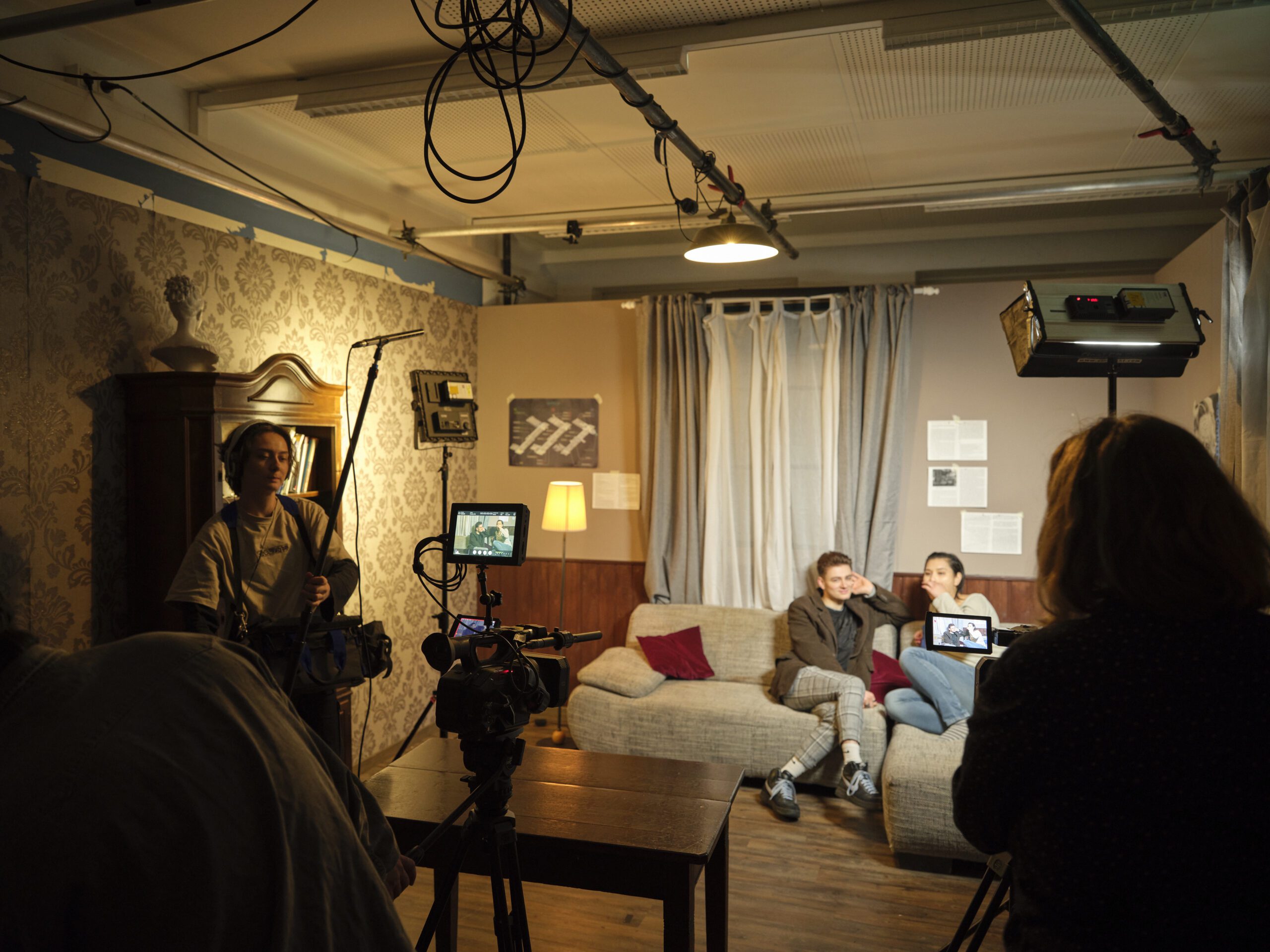 Film Studio in der Athanor Akademie Szene auf der Couch